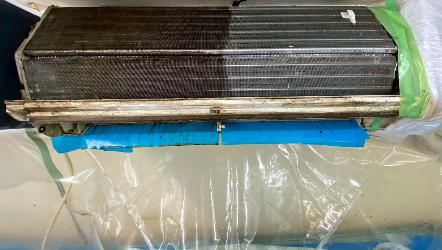 エアコンクリーニング前の汚れた内部