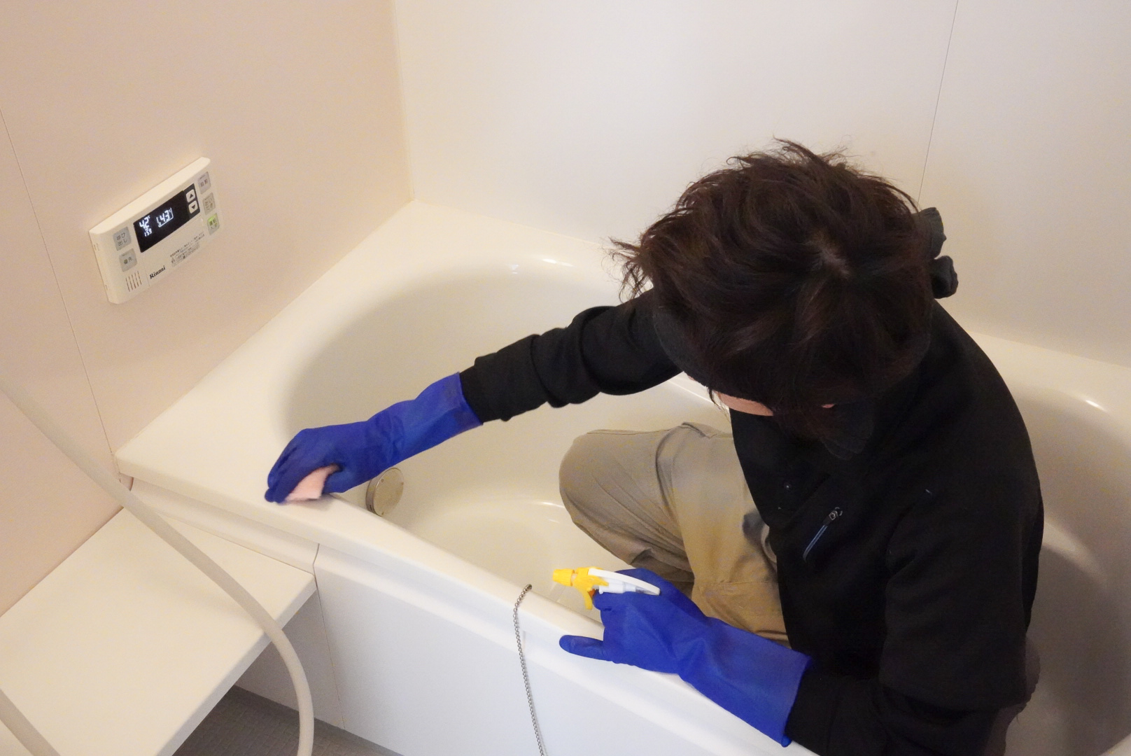 浴室クリーニング作業中