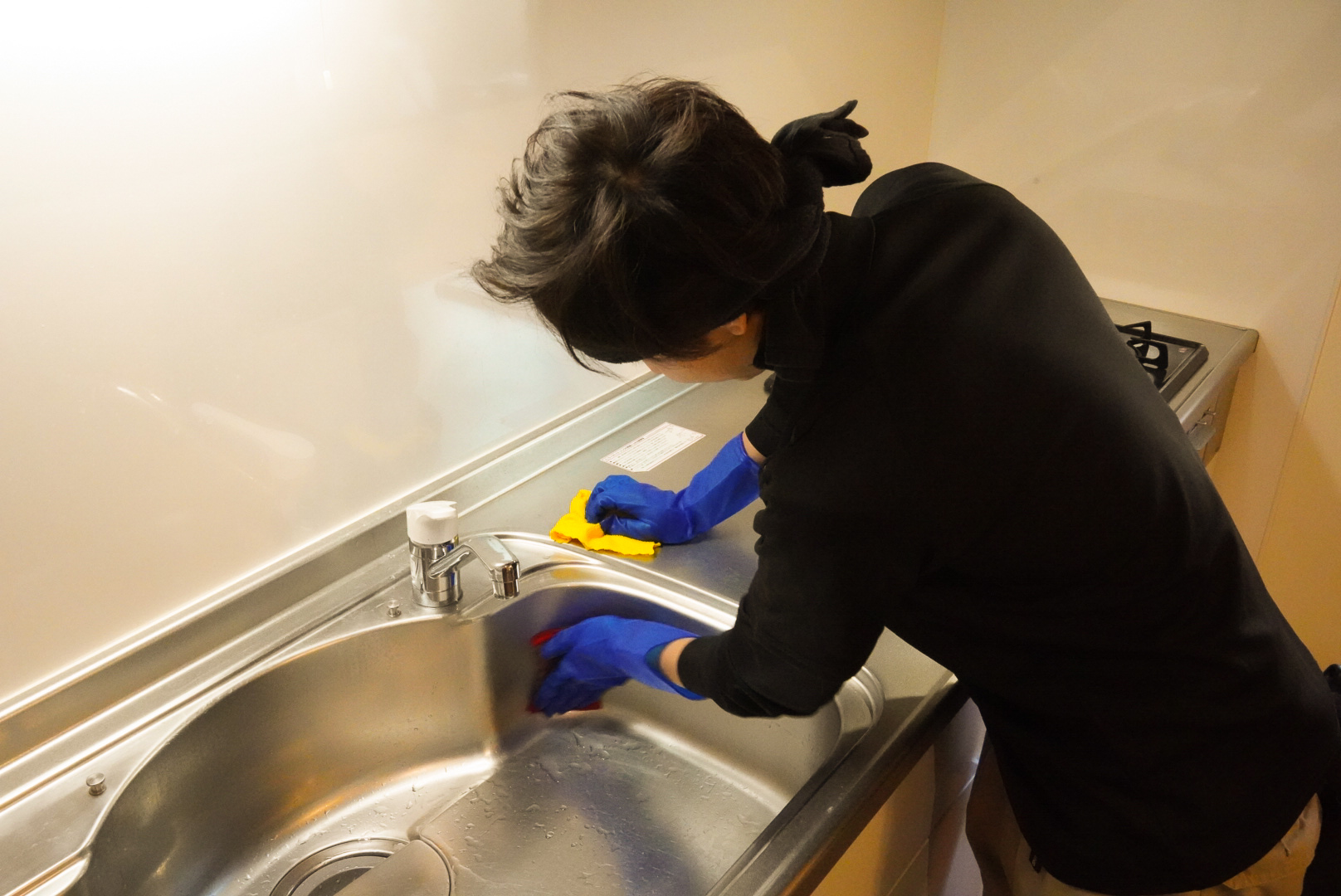 キッチンクリーニング作業中